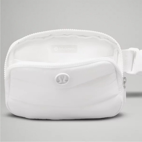 NEW⭐️LULULEMON Everywhere Belt Bag Large Wunder Puff 2L. Tote included. White. - Picture 5 of 9